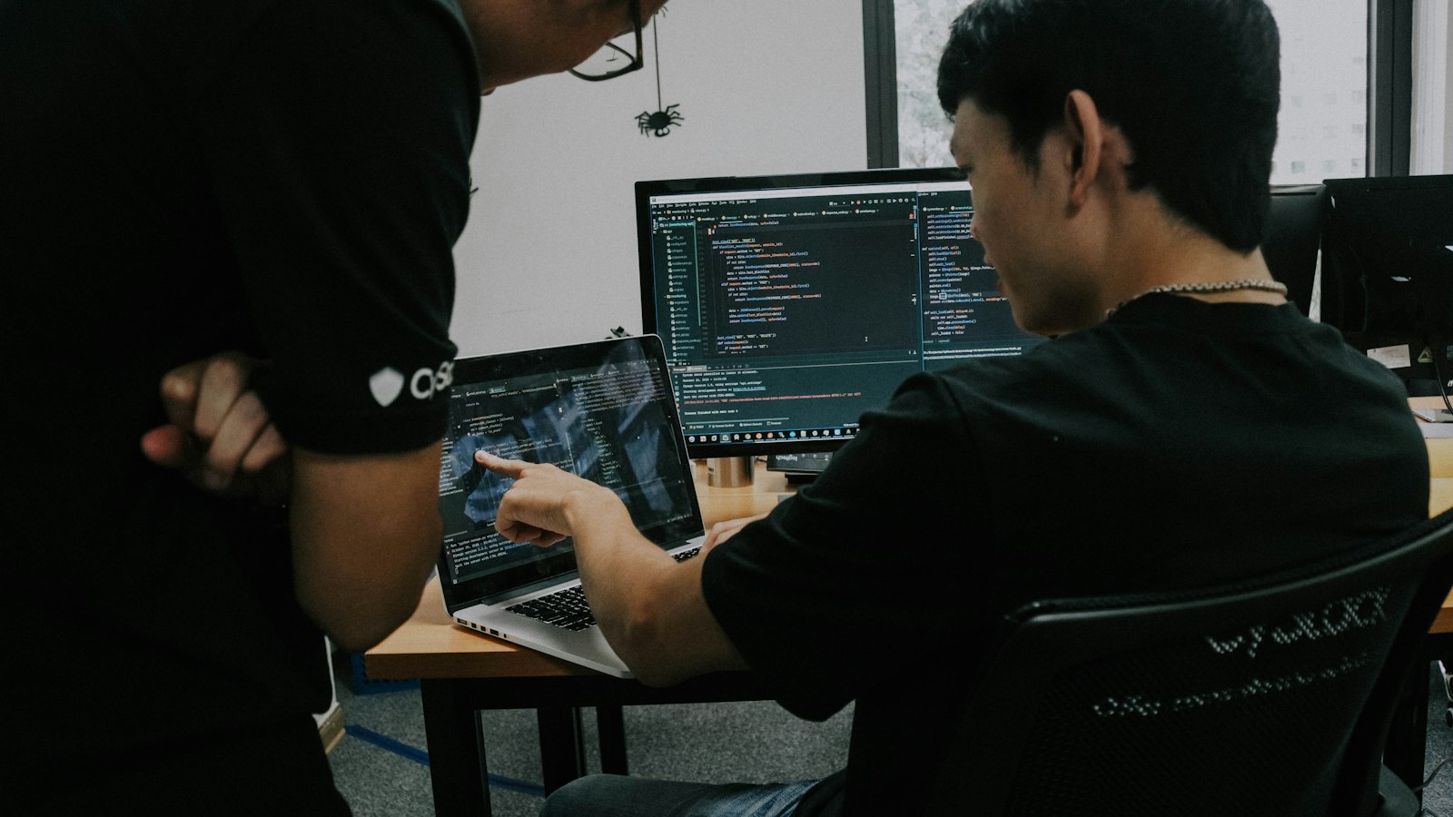 Solo Developer atau Agency Software? Cara Jujur Memilih Vendor Aplikasi untuk Bisnis Anda